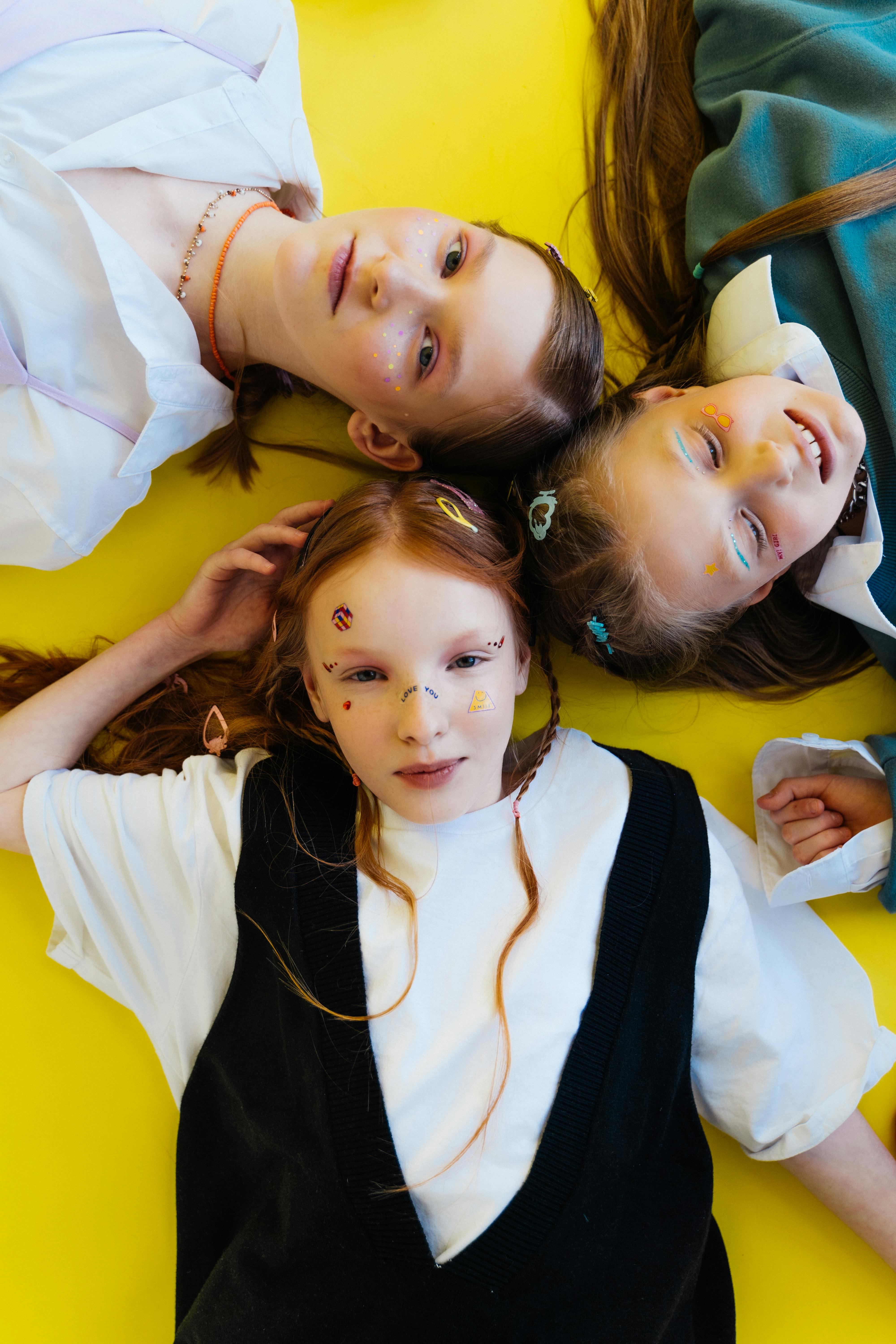 影视制作团队在棚拍与后期协作的场景